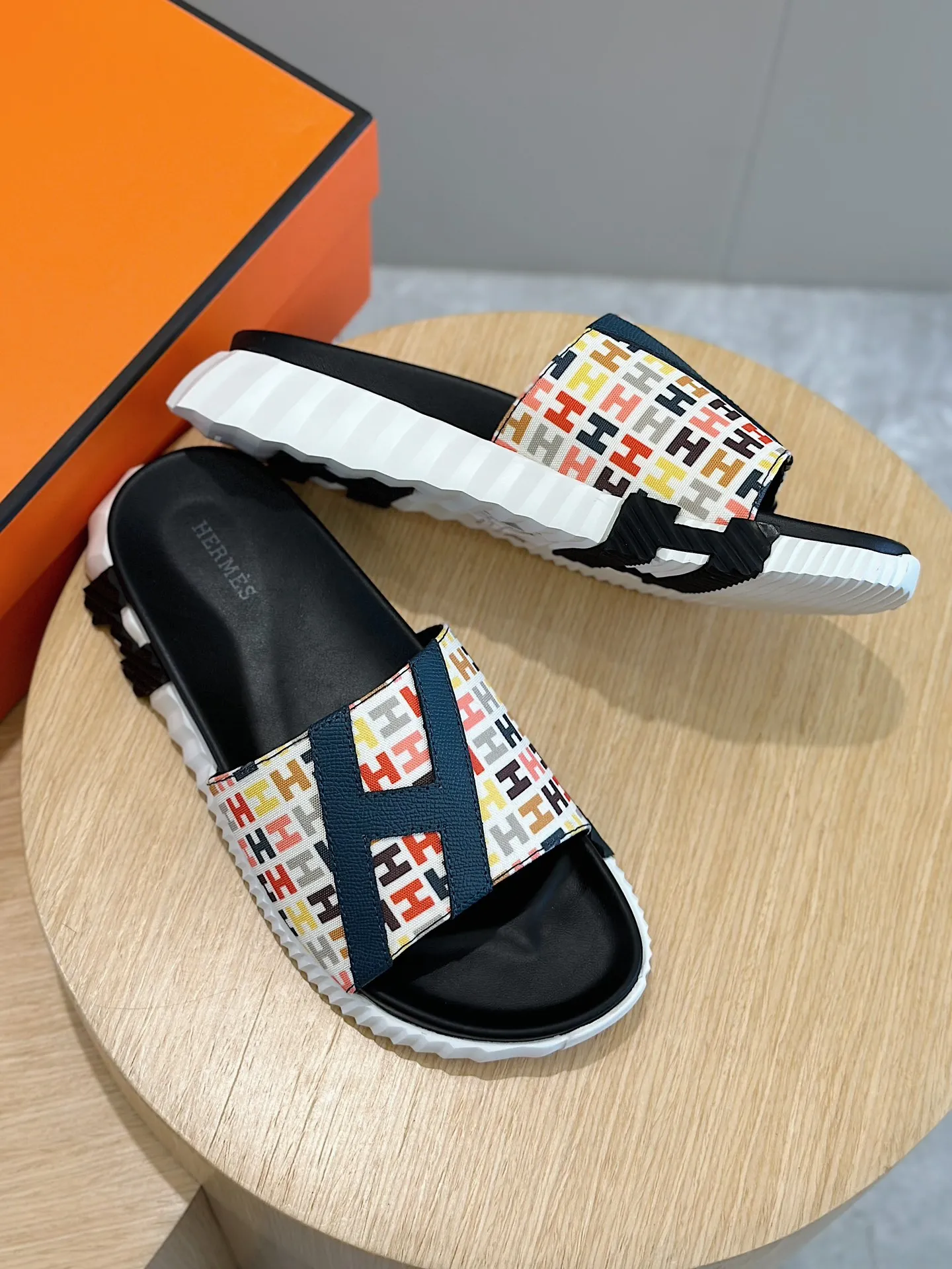 [HERMÈS] Top men's shoes 💰: 340💰 Size: 39-44 (38.45 46 custom-made) Herme*H Home Hermès Men's Sandals and Slippers - Original Replica Purchase the original version and make it one to one, the outsole is privately modeled, and the outsole color corresponding to each color is the same as the original version. Come to those who know the stuff 💪 The ultra-light soles are designed in contrasting colors, and they feel so comfortable on your feet! Calfskin, cowhide feet, private mold outsole.